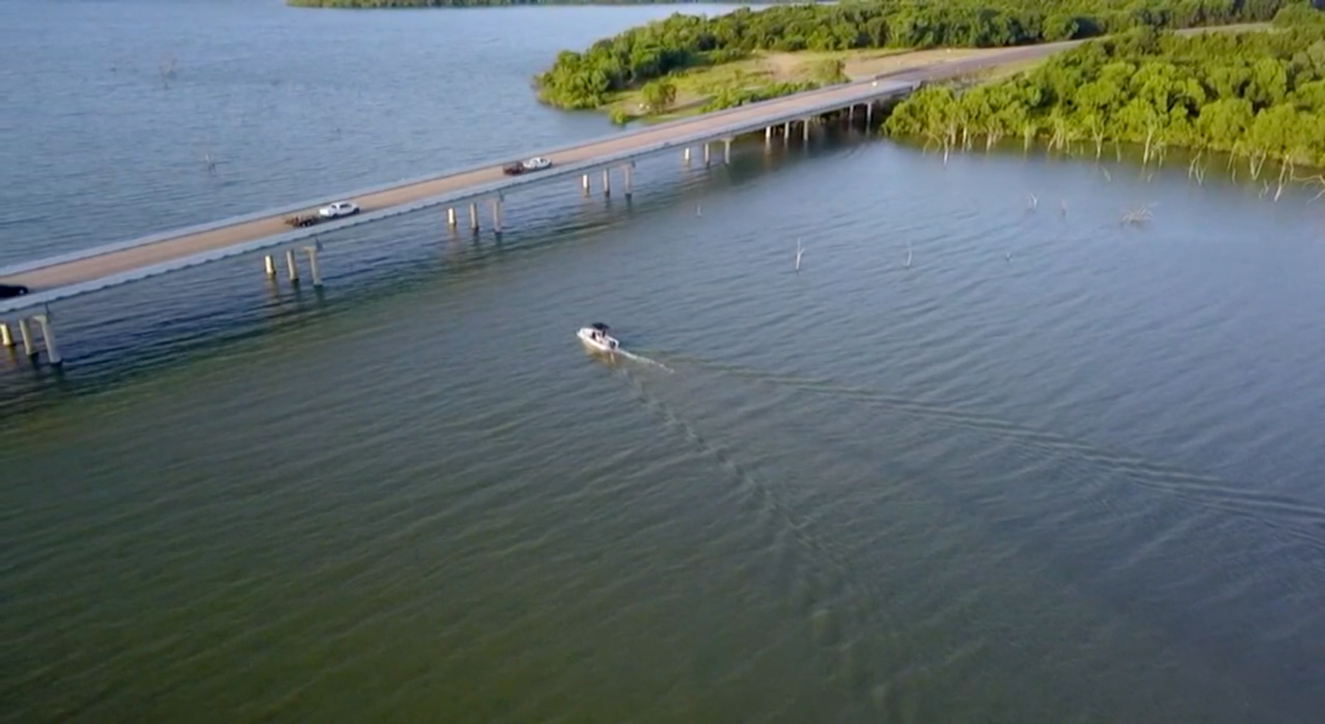 3 men dead after small boat overturns during strong storm on Texas lake